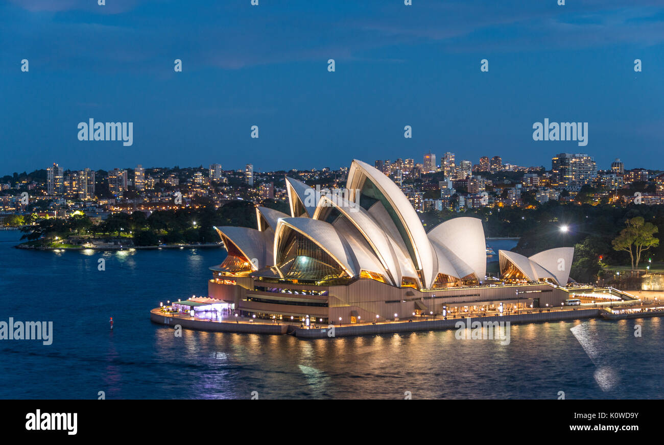 La Opera House di Sydney al tramonto, l'Opera, il Quartiere Finanziario, il distretto bancario, Sydney, Nuovo Galles del Sud, Australia Foto Stock