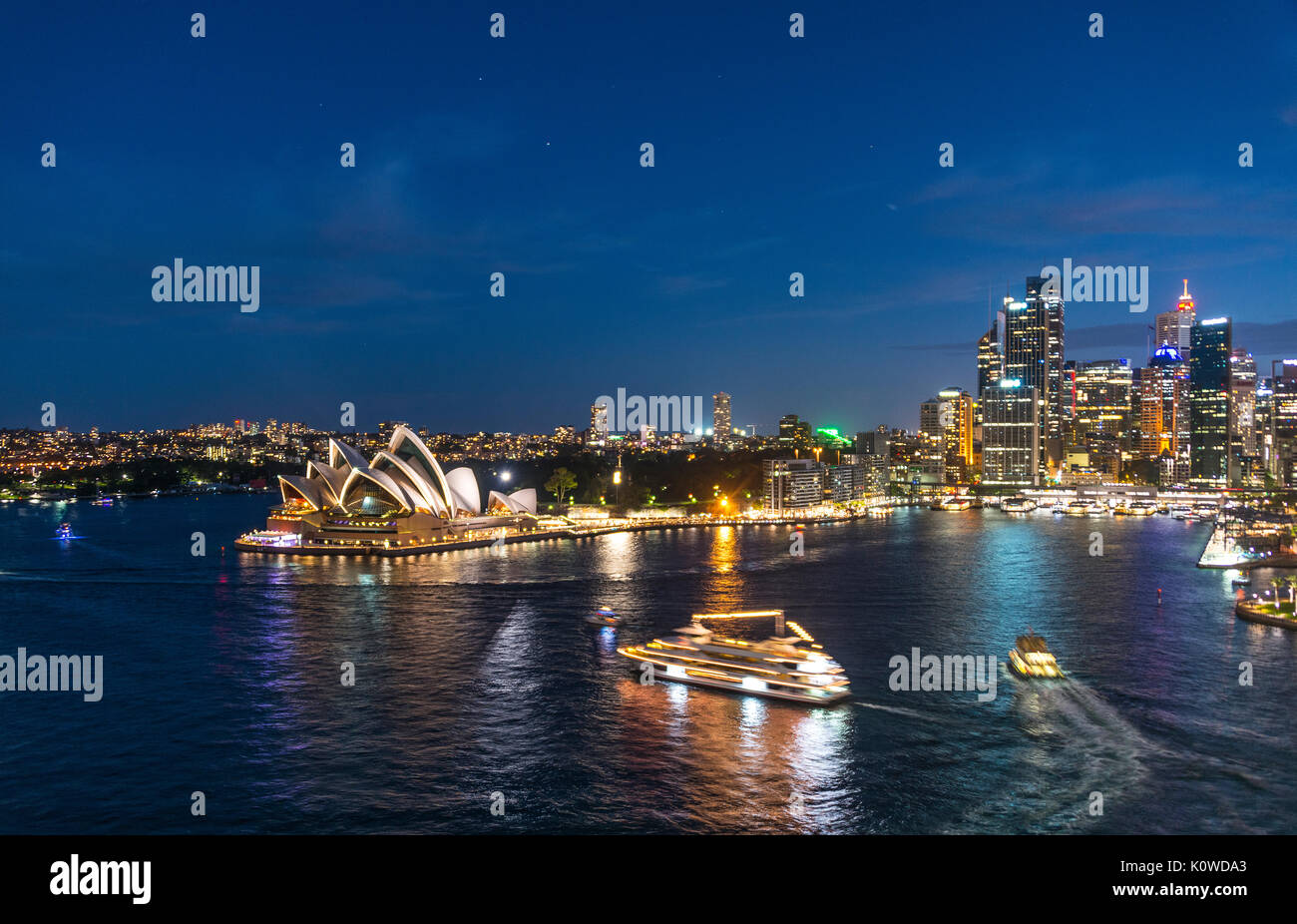 Il Circular Quay e le rocce di notte, skyline con la Opera House di Sydney, l'Opera, il Quartiere Finanziario, il distretto bancario, Sydney Foto Stock