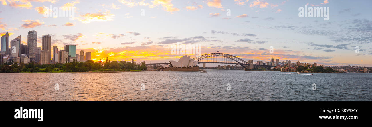 Il Circular Quay e rocce al tramonto, skyline con la Opera House di Sydney, l'Opera, il Quartiere Finanziario, il distretto bancario, Sydney Foto Stock