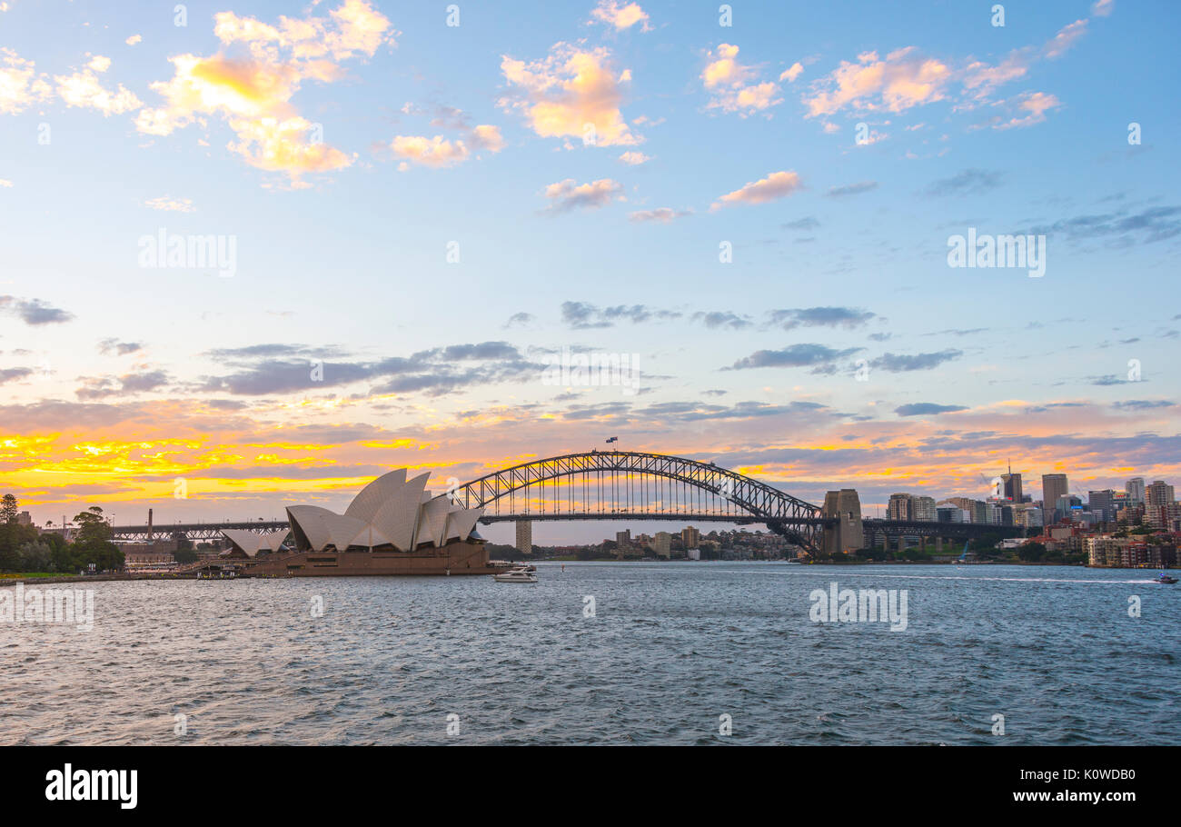 Il Circular Quay e rocce al tramonto, skyline con la Opera House di Sydney, l'Opera, il Quartiere Finanziario, il distretto bancario, Sydney Foto Stock