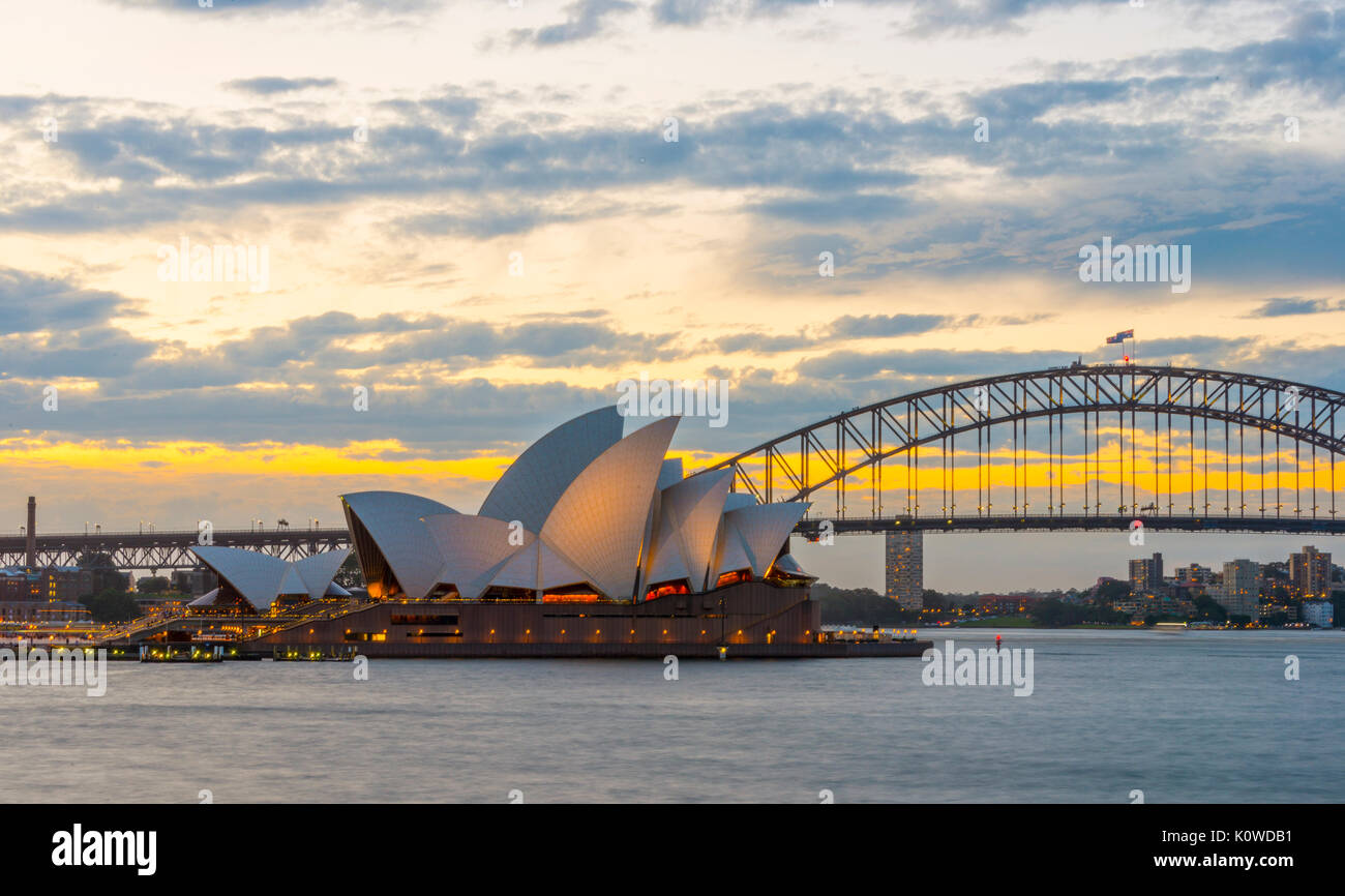 Il Circular Quay e rocce al tramonto, skyline con la Opera House di Sydney, opera nel retro del distretto finanziario, il distretto bancario Foto Stock