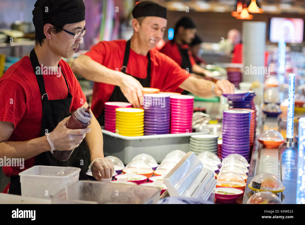 Produzione di occupato di sushi in un ristorante giapponese Foto Stock