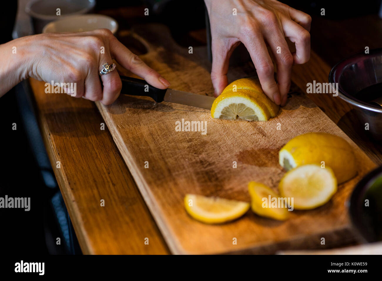 Cameriere sfocato che serve cibo Foto Stock