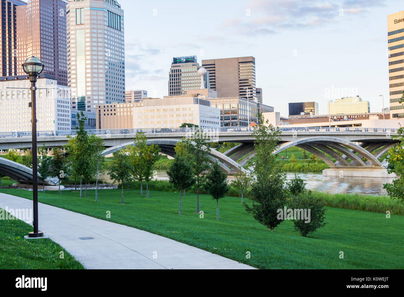 Skyline di Columbus, Ohio da Bicentennial Park bridge di notte Foto Stock