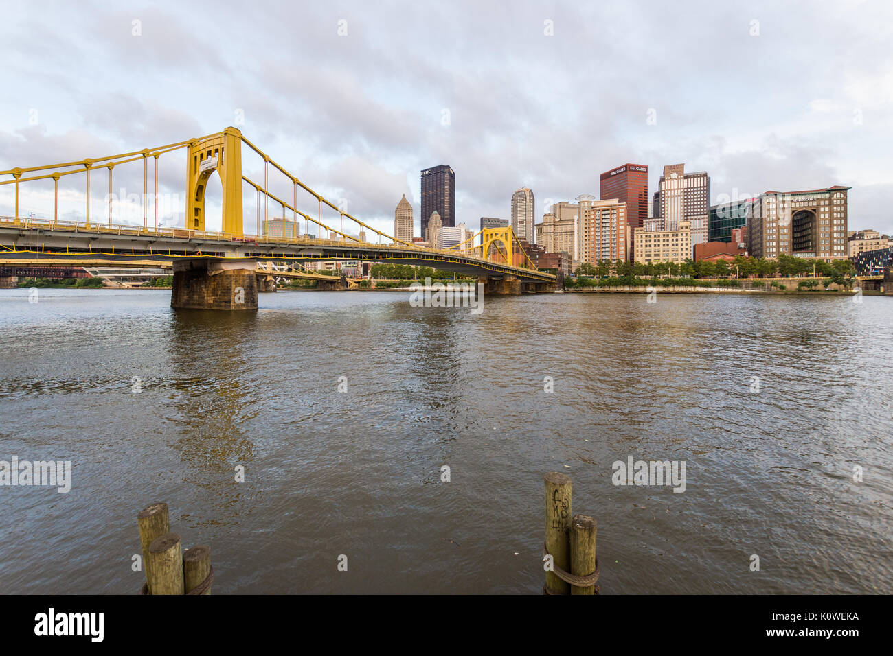 Skyline di Pittsburgh, Pennsylvania fron Allegheny sbarco attraverso il Fiume Allegheny Foto Stock