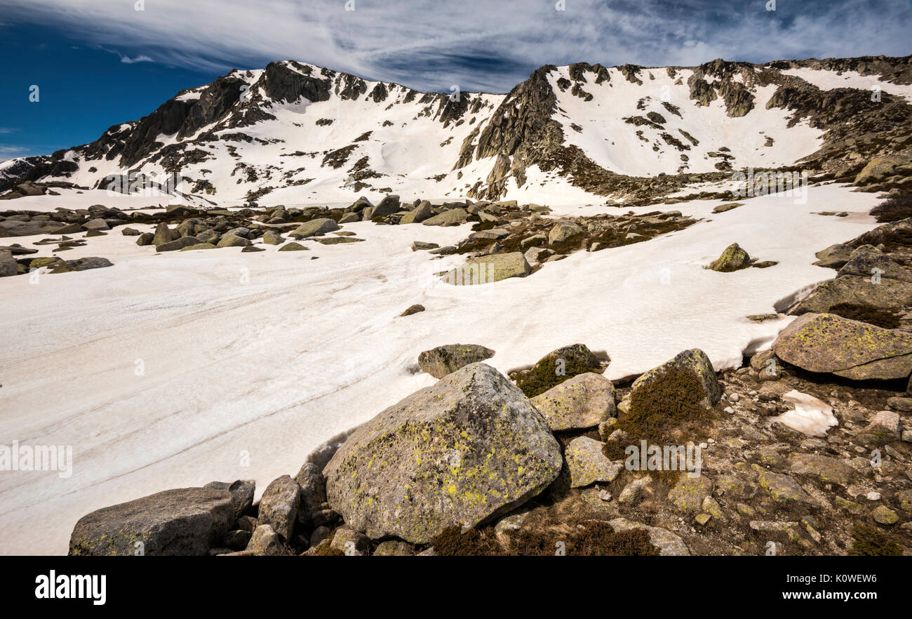 Monte Renoso summit su congelati Lac de Bastiani e campo di neve, in primavera, GR 20 variante, Haute-Corse, Corsica, Francia Foto Stock