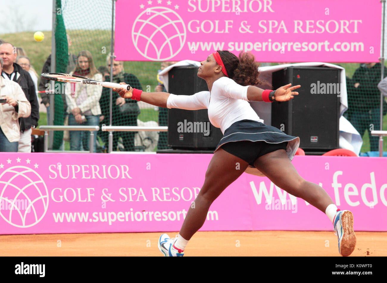 KHARKOV, Ucraina - 22 Aprile 2012: Match tra Serena Williams e Lesia Tsurenko durante la Fed Cup tie tra Stati Uniti e Ucraina in Superior Golf e sp Foto Stock