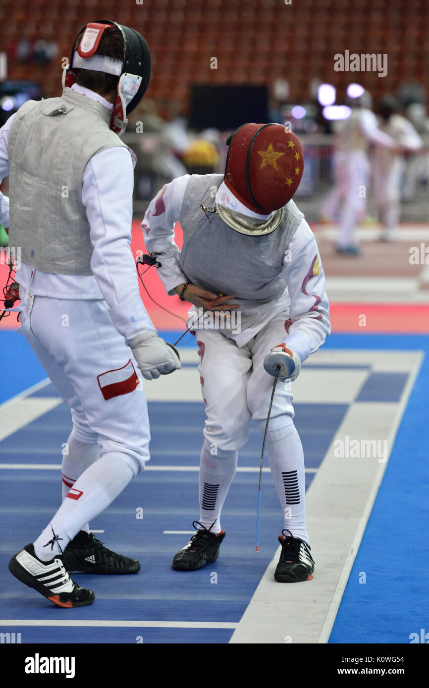 San Pietroburgo, Russia - 1 Maggio 2015: Szymon Kozlowski di Polonia vs Haiwei Chen di Cina durante la prima giornata di gare in 41Fe internazionale Foto Stock