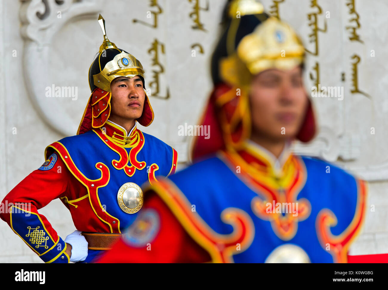 Guardsman di mongolo Forze Armate onorario di guardia in uniforme tradizionale di fronte al monumento di Gengis Khan, Ulaanbaatar, in Mongolia Foto Stock