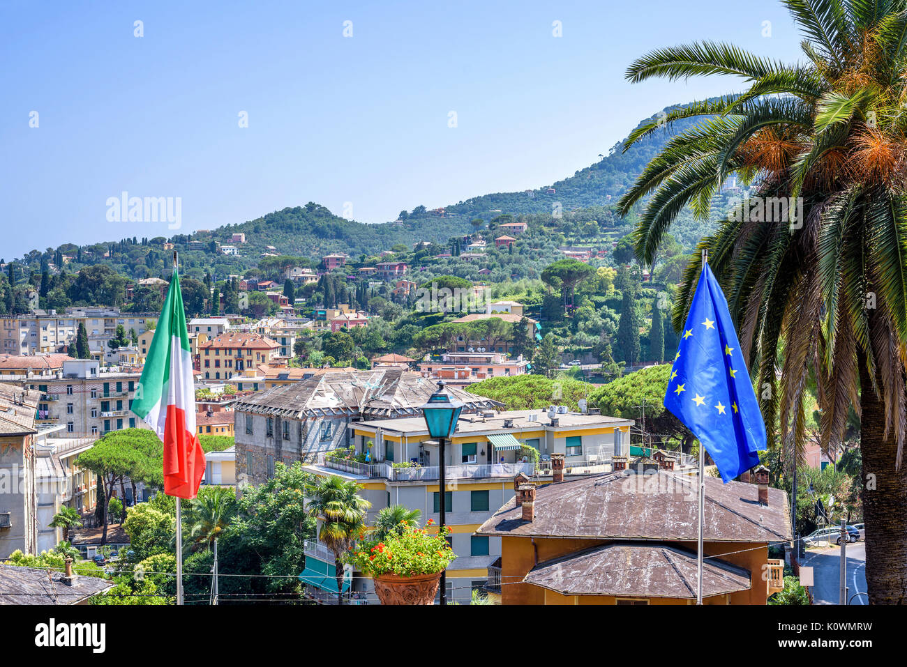 Bella vista diurna a Santa Margherita Ligure in città con Italia e bandiera UE sullo sfondo. Italia bellezze. Foto Stock