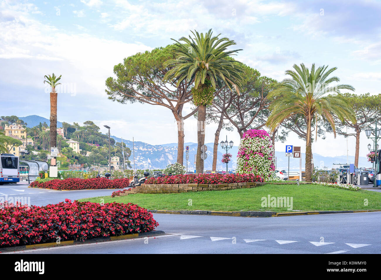 Bella vista diurna a Santa Margherita Ligure city. Alberi e fiori piantati  sul marciapiede, rotonda. Giorno nuvoloso Foto stock - Alamy