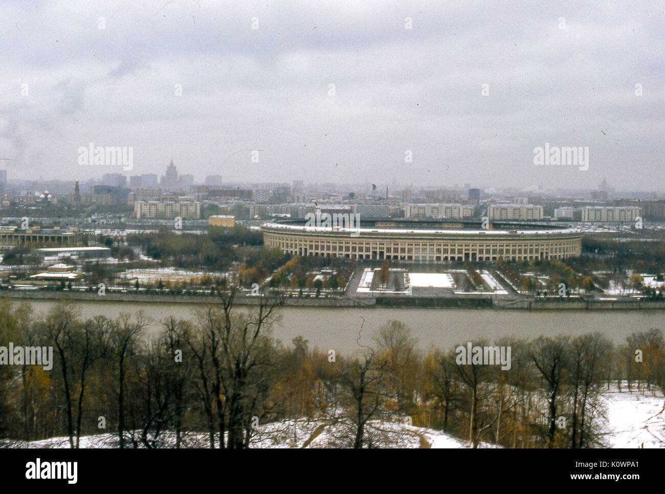Vista panoramica affacciata a nord-est di luzhniki Olympic Stadium, visto da sparrow hills park attraverso il fiume Moskva, a Mosca, Russia sovietica, URSS, novembre 1973. Foto Stock