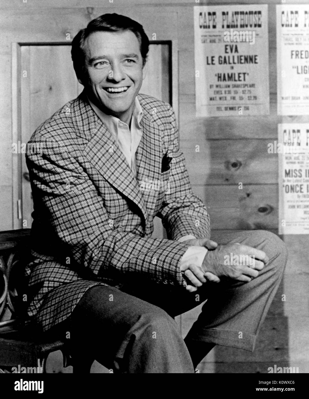 Ritratto di un misterioso attore di Hollywood e sorridente con un poster nella lettura di base Eva La Gallienne in frazione 1968. Foto Stock