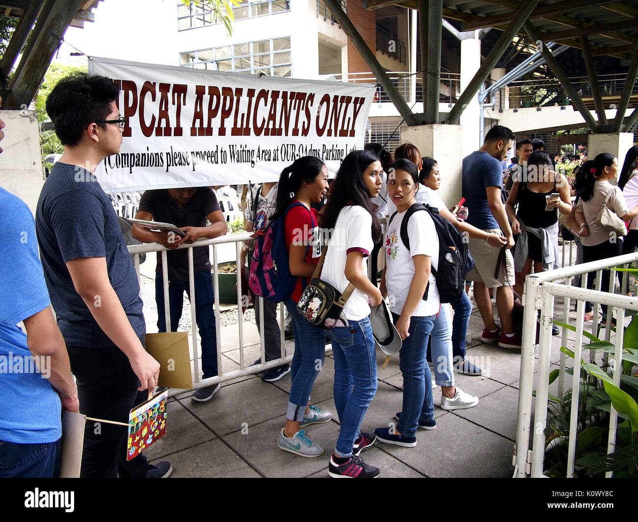 QUEZON CITY, Filippine - Agosto 16, 2017: Gli Studenti la linea fino a presentare il loro modulo di domanda per il collegio ingresso esame chiamato UPCAT dello stato Foto Stock