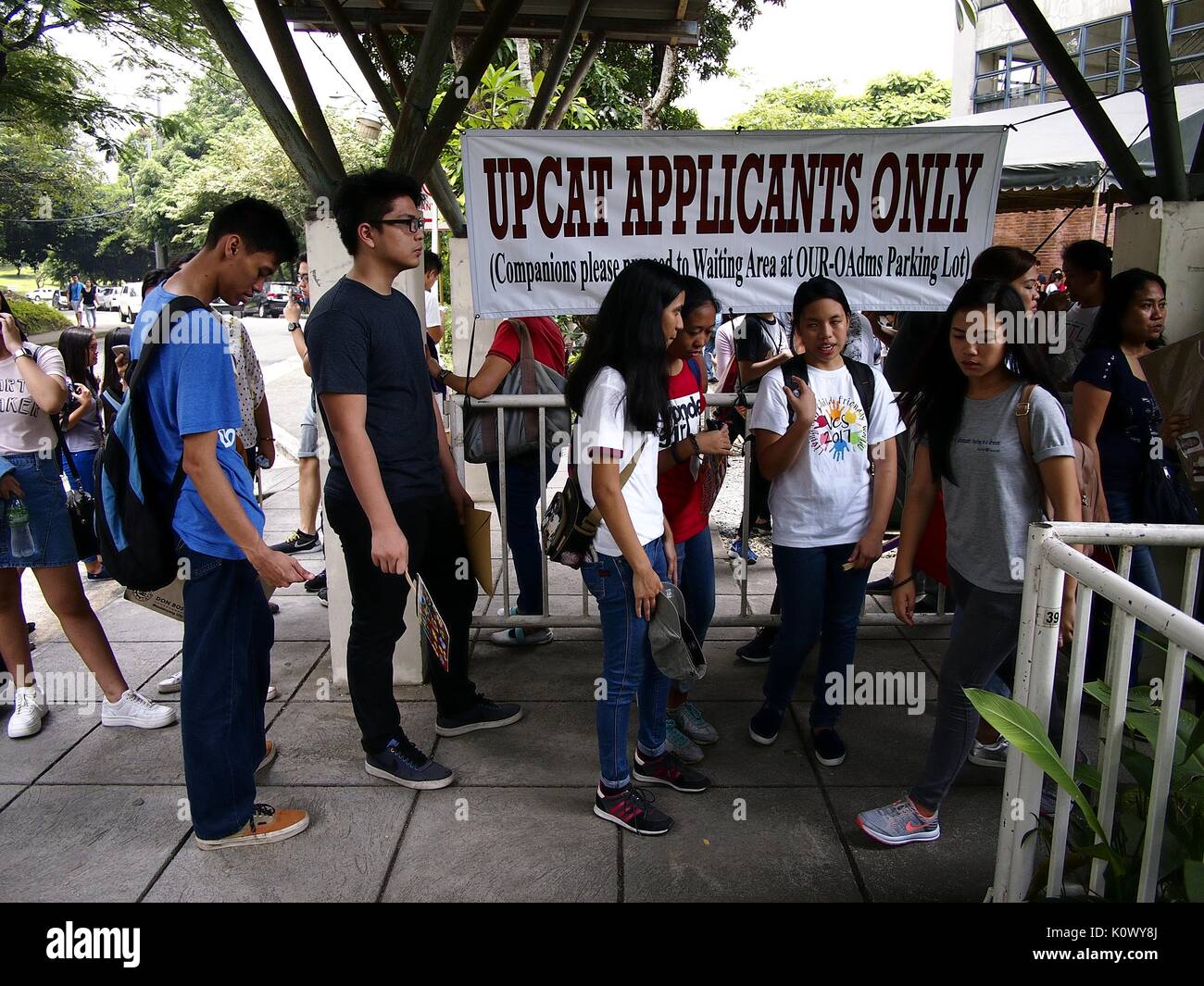 QUEZON CITY, Filippine - Agosto 16, 2017: Gli Studenti la linea fino a presentare il loro modulo di domanda per il collegio ingresso esame chiamato UPCAT dello stato Foto Stock