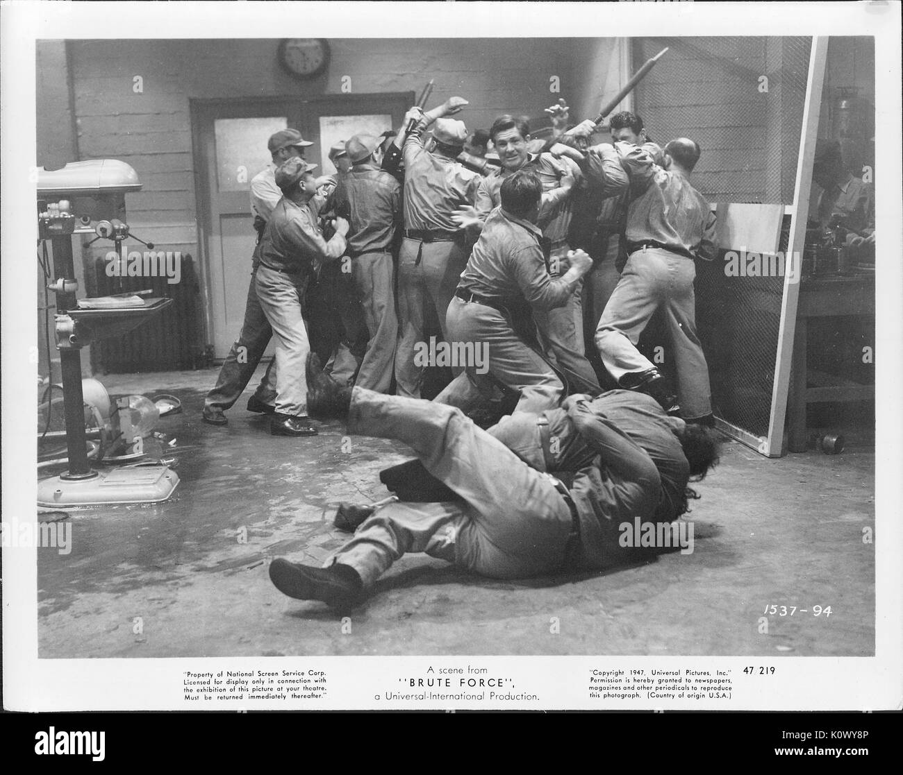 Una scena da 'brute force' (1947 Universal-International film), che mostra due carcere detenuti wrestling sul pavimento mentre molti altri detenuti sono impedito di aiutare fuori dalla loro co-detenuti, 1947. Foto Stock