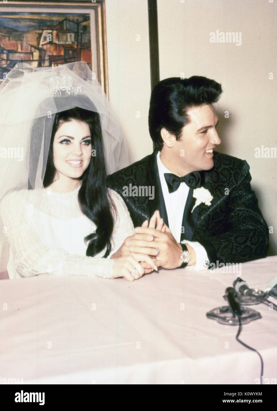 Elvis Presley e Priscilla Presley wedding photo, indossando smoking e abito da sposa, sorridente e tenendo le mani, durante una conferenza stampa a seguito del loro matrimonio, Maggio, 1967. Credito Foto Collezione Smith/Gado/Getty Images. Foto Stock