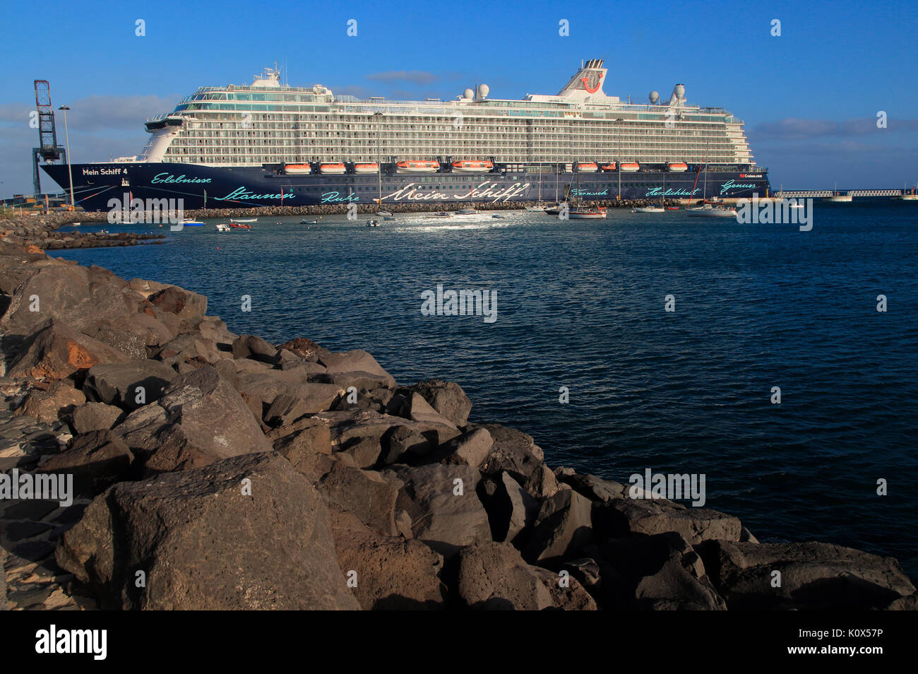 Tedesco grande nave da crociera "ein Schiff 4' a Puerto del Rosario, Fuerteventura, Isole Canarie, Spagna Foto Stock