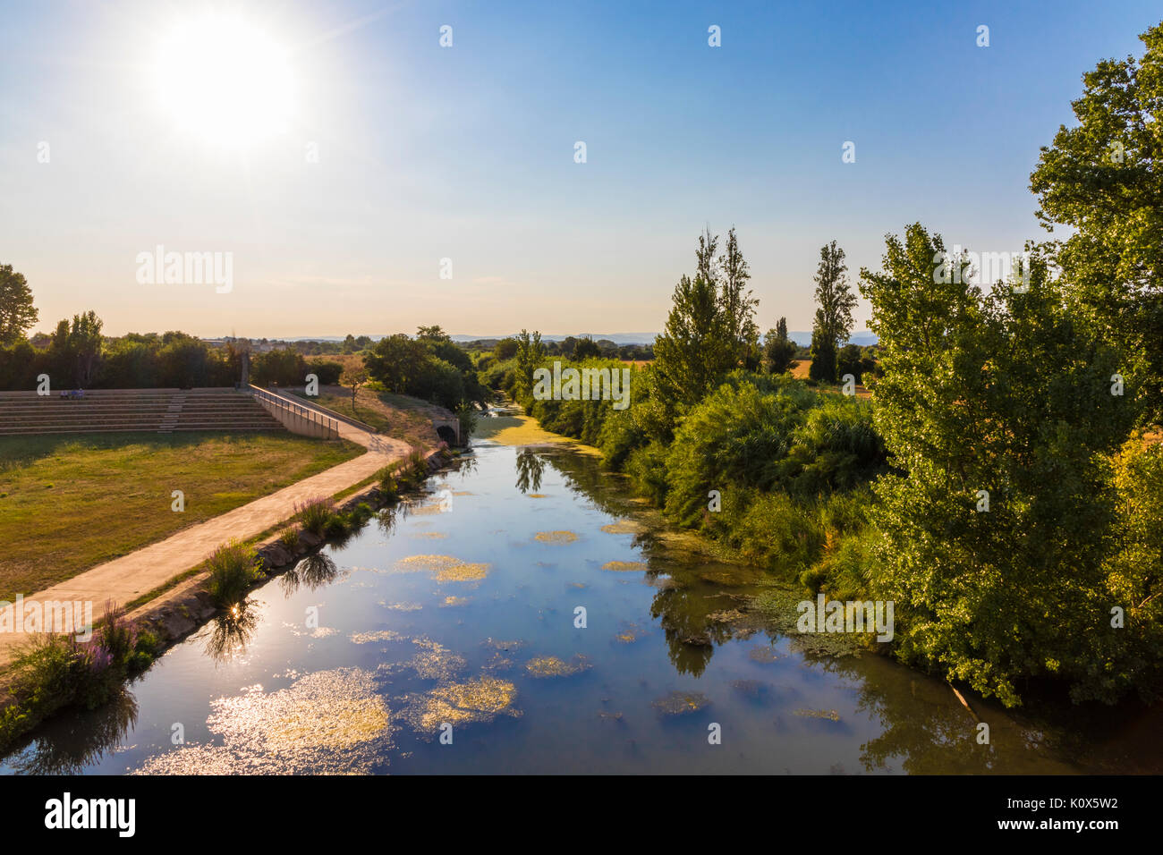 Il fiume Orb al tramonto a Beziers, Francia meridionale Foto Stock