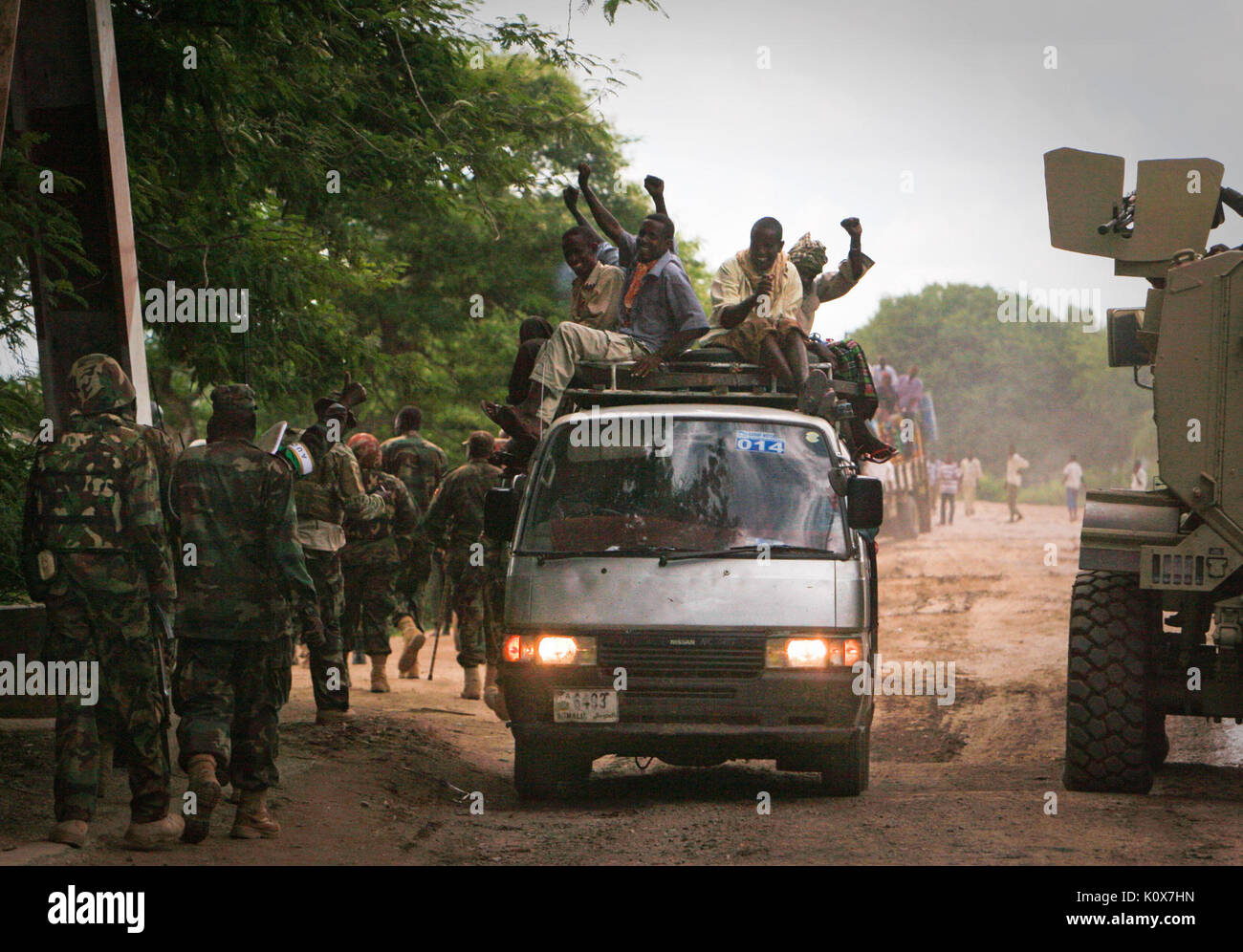 Questa immagine cattura un'operazione che coinvolge la missione dell'Unione africana in Somalia (AMISOM) e l'esercito nazionale somalo (SNA) volta a catturare il corridoio di Afgoye. Questa operazione, che ebbe luogo il giorno 4, ha comportato sforzi militari strategici per proteggere l'area dal controllo militante. Il corridoio di Afgoye è una posizione chiave in Somalia, significativa per la sua importanza strategica e logistica. Foto Stock