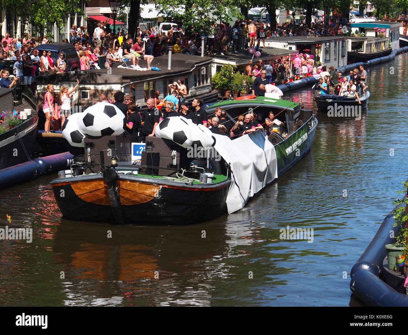 Amsterdam Gay Pride 2013 barca n23 KNVB pic4 Foto Stock