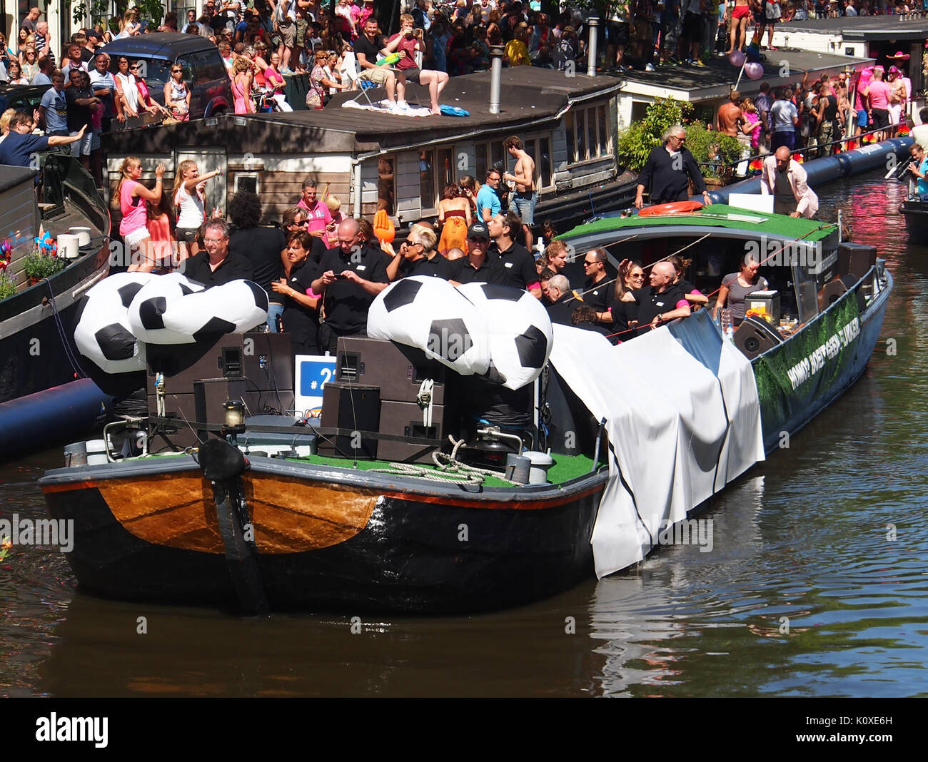 Amsterdam Gay Pride 2013 barca n23 KNVB pic5 Foto Stock