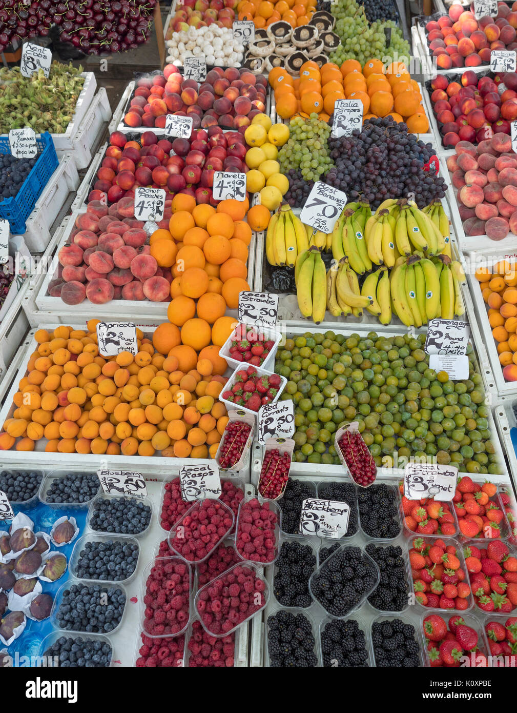 La frutta e la verdura in stallo il mercato, Norwich, Regno Unito Foto Stock