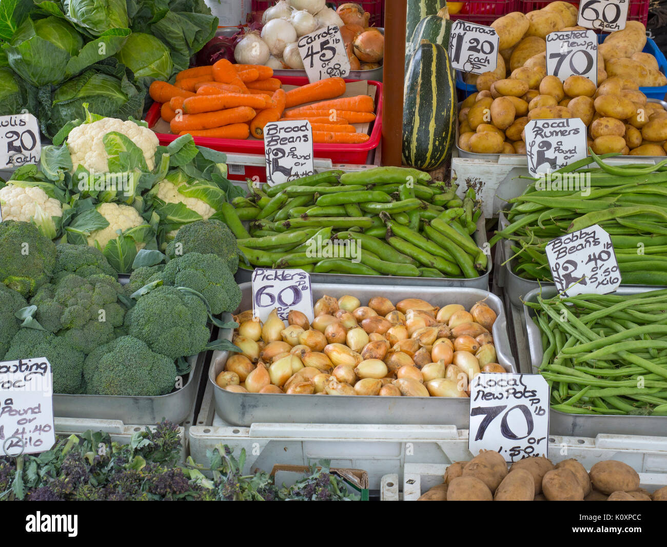 La frutta e la verdura in stallo il mercato, Norwich, Regno Unito Foto Stock