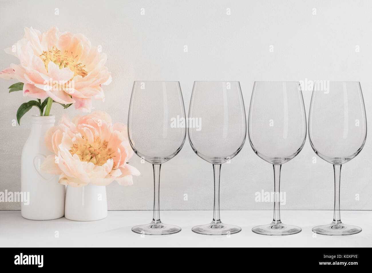 Floral mock-up di 4 bicchieri di vino accanto a un vaso di fiori, la soluzione ideale per le aziende che vendono le decalcomanie di vinile, adesivi, appena sovrapporre il vostro design Foto Stock