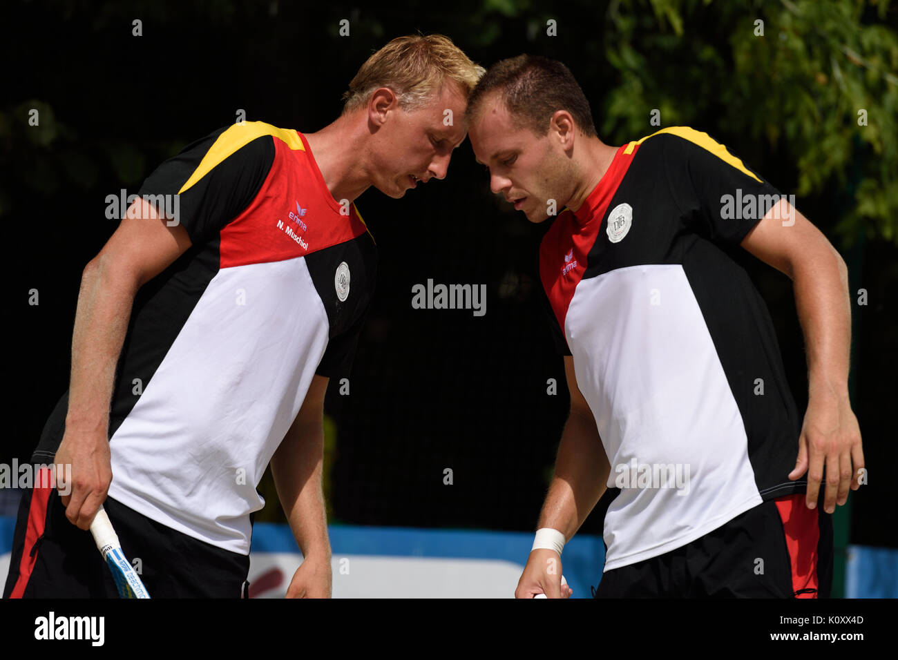 Mosca, Russia - Luglio 17, 2015: Benjamin Ringlstetter (destra) e Nils Muschiol della Germania nel match di ITF Beach Tennis World Team Championship Foto Stock