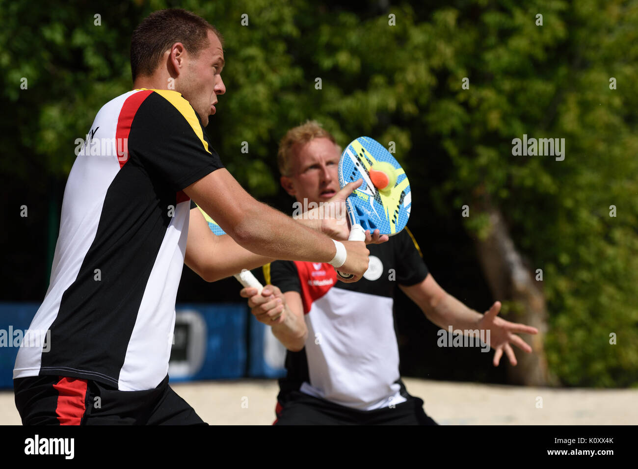 Mosca, Russia - Luglio 17, 2015: Benjamin Ringlstetter (sinistra) e Nils Muschiol della Germania nel match di ITF Beach Tennis World Team Championship Foto Stock