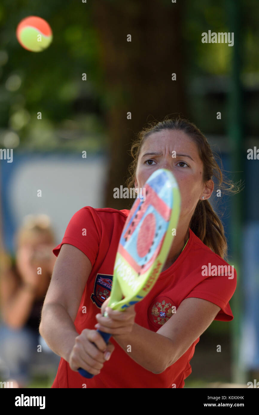 Mosca, Russia - Luglio 17, 2015: Julia Chubarova della Russia in quarterfinal match di beach tennis World Team Championship contro il Giappone. La Russia Foto Stock