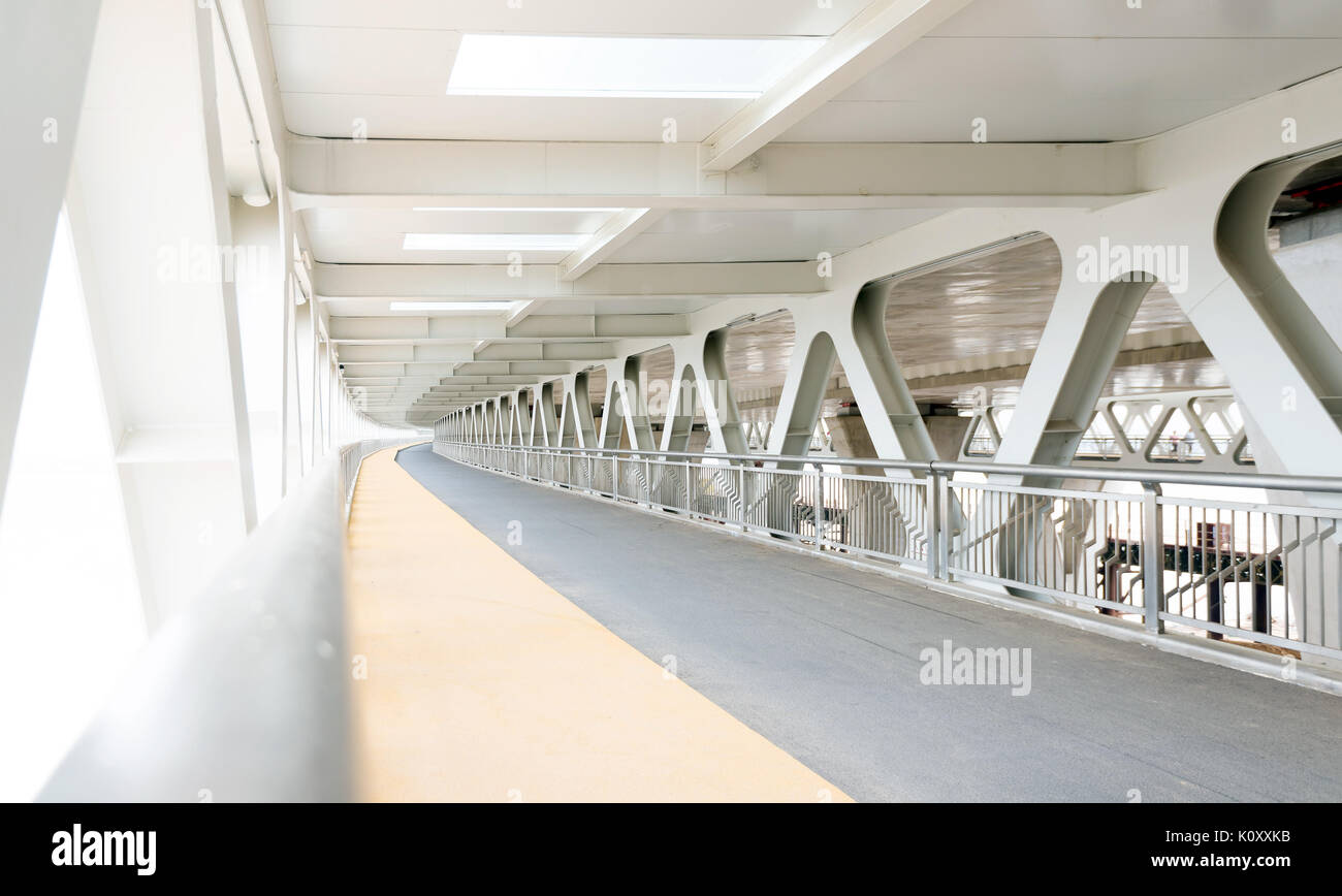 Pedoni e non veicolo motorizzato travel moderno ponte Foto Stock