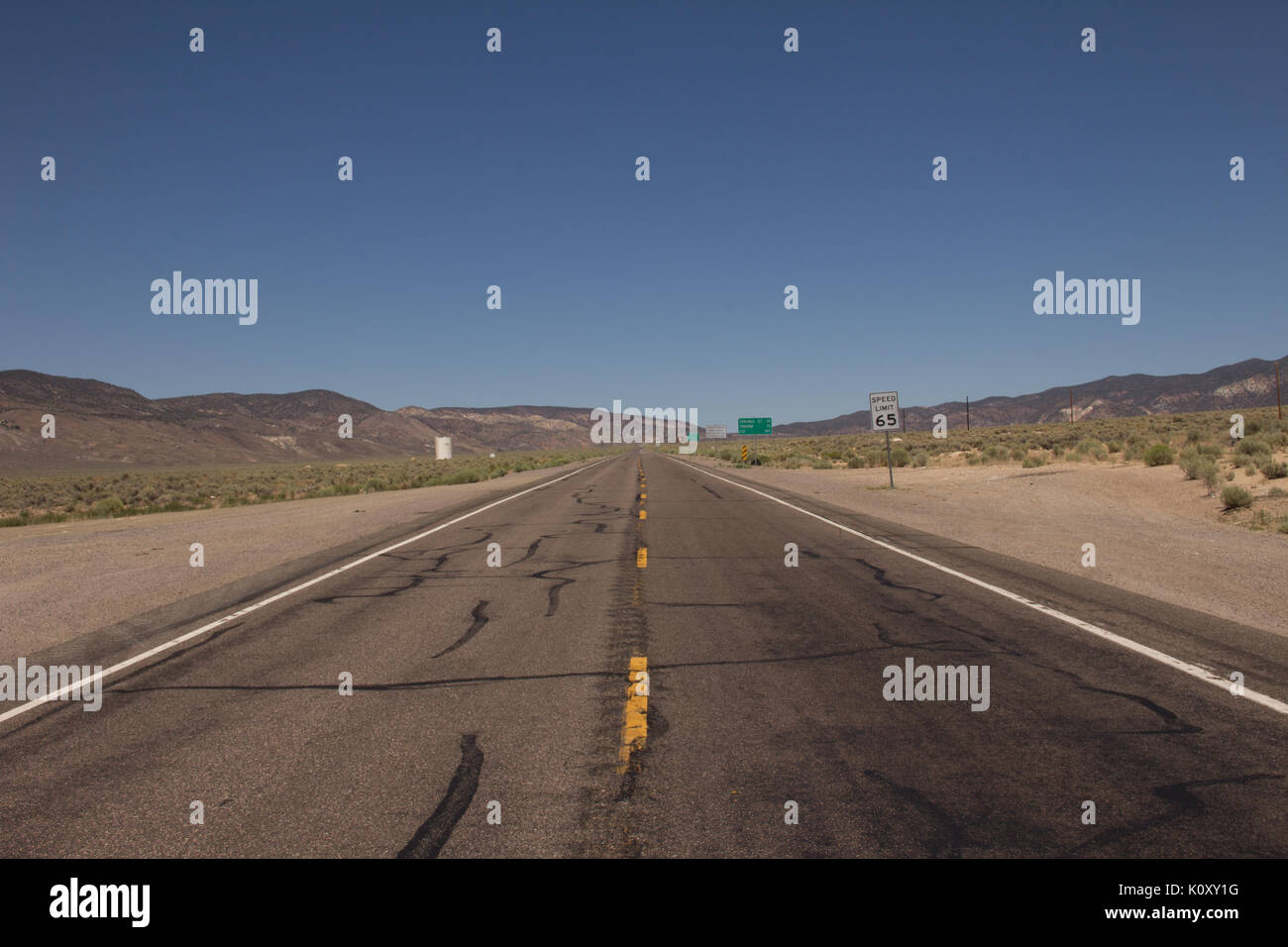 Il tratto di strada che attraversa la California/Confine di Nevada Foto Stock