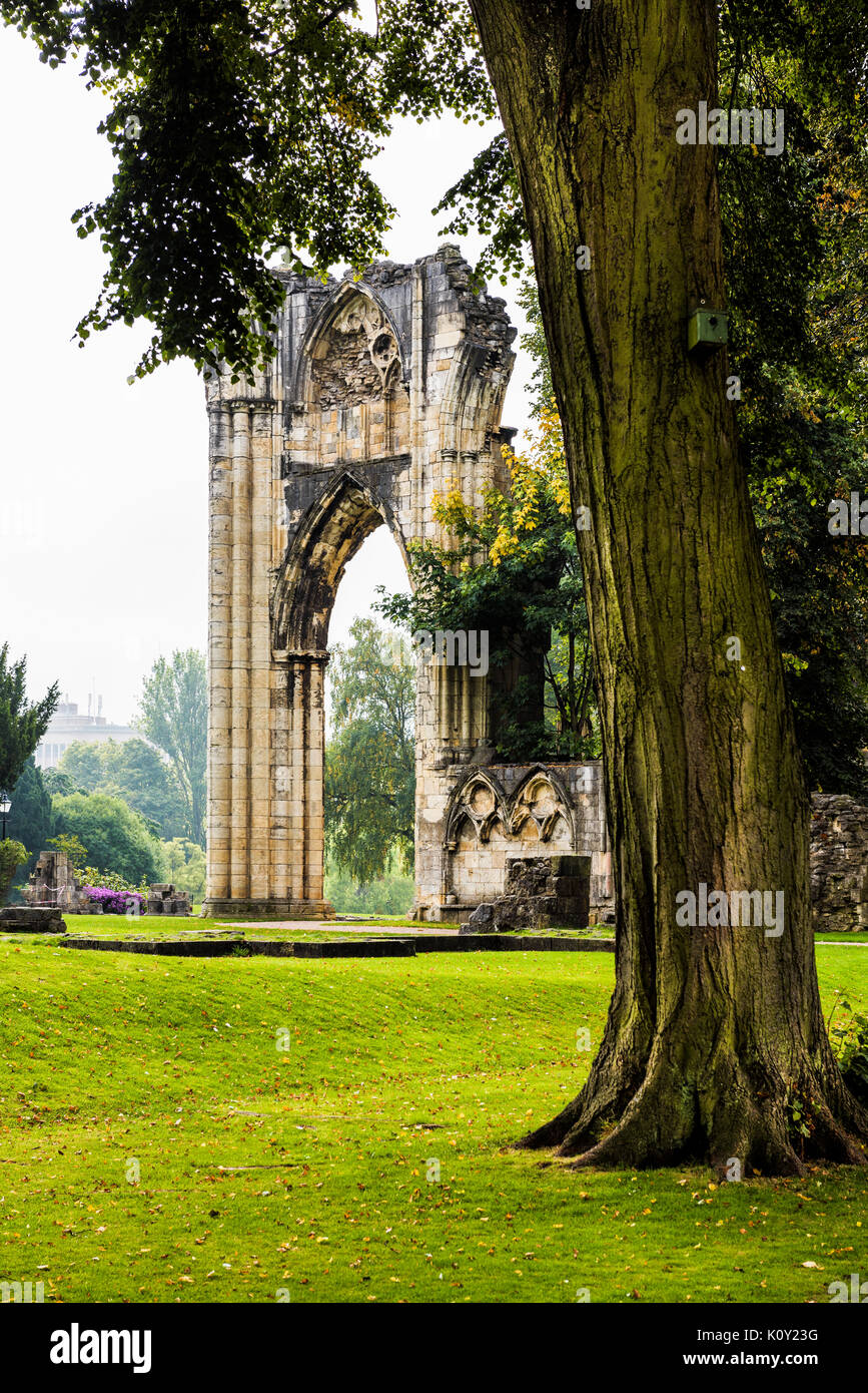 Le rovine della medievale St Mary's Abbey nel Museo Giardini a York, Inghilterra. L'abbazia è una rovina abbazia benedettina e Grado 1 edificio elencato Foto Stock