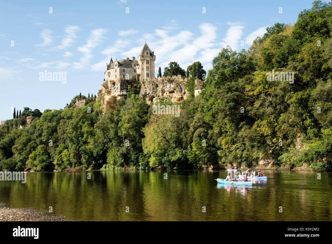 Il Chateau de Montfort sopra il fiume Dordogna, Aquitania, in Francia, in Europa Foto Stock