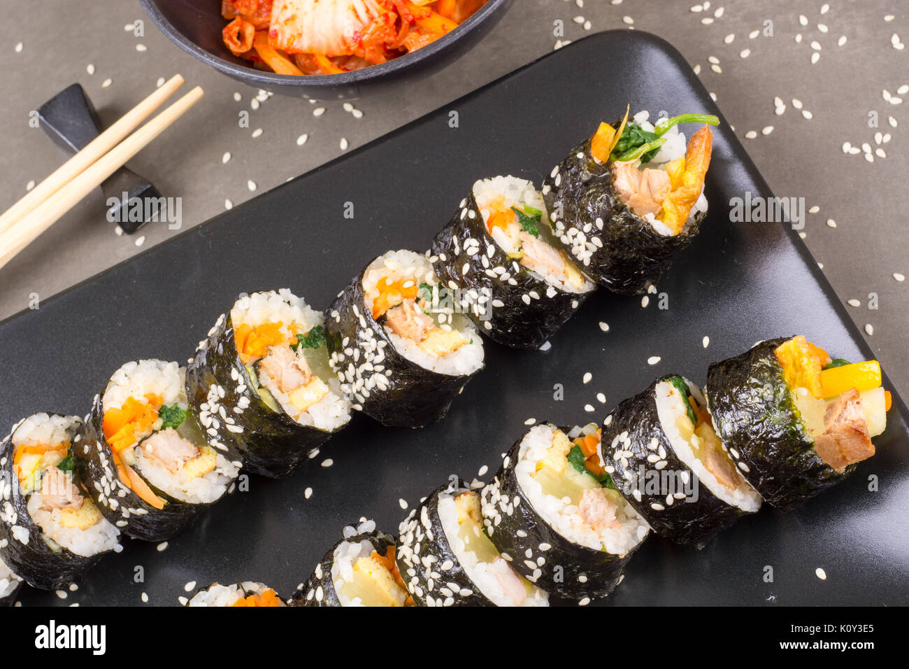 Kimbap Chamchi o Gimbap cibo Coreano con tonno piace Giappone sushi Foto Stock