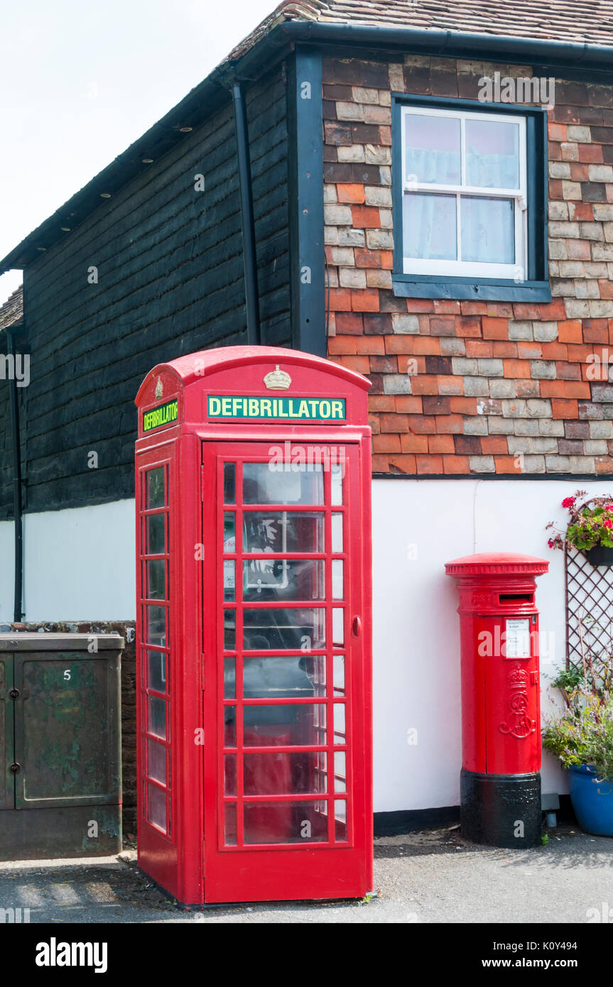 Defribillator pubblici situati in una inutilizzata nella casella Telefono a Lydd nel Kent. Foto Stock