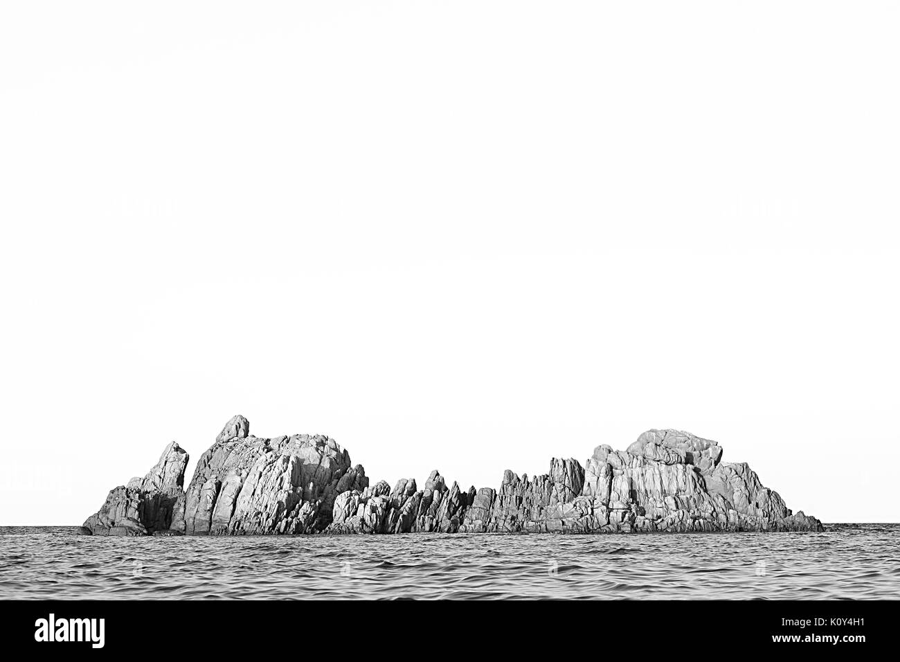 Isola rocciosa in Sardegna. Marina di Cea Foto Stock