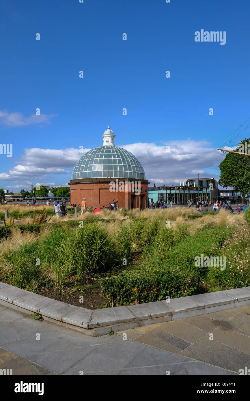 Greenwich, London, Regno Unito - 10 agosto 2017: Greenwich nelle vicinanze del cutty sark e mostra il piede del traforo. Colpo verticale presa su un luminoso giorno d'estate. Foto Stock
