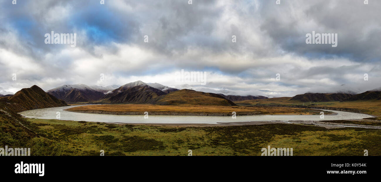 Una delle prime spire del Fiume Giallo. Altopiano tibetano Foto Stock