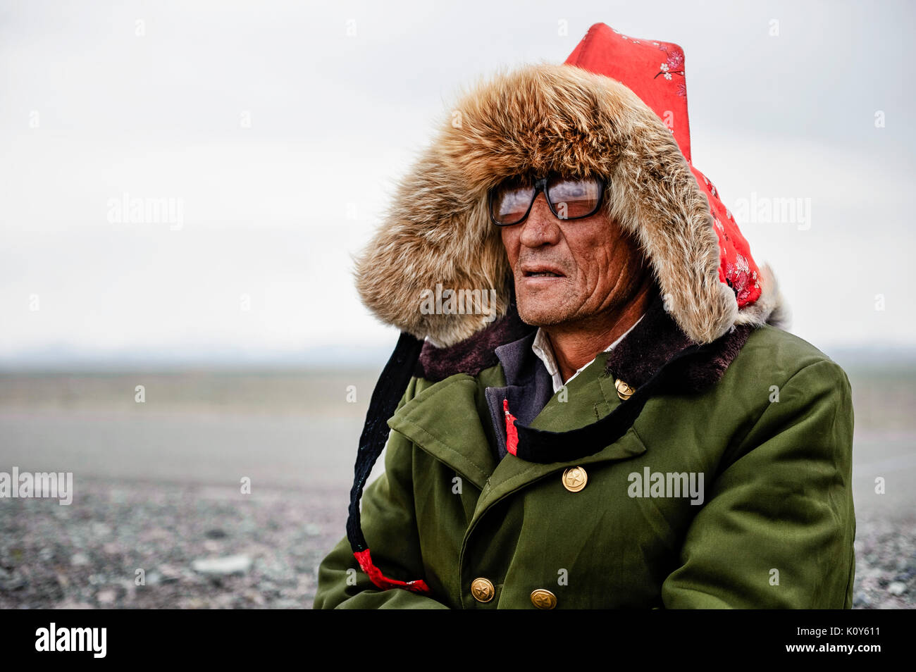 Un uomo mongolo indossando un cappello tradizionale. Xinjiang Foto Stock