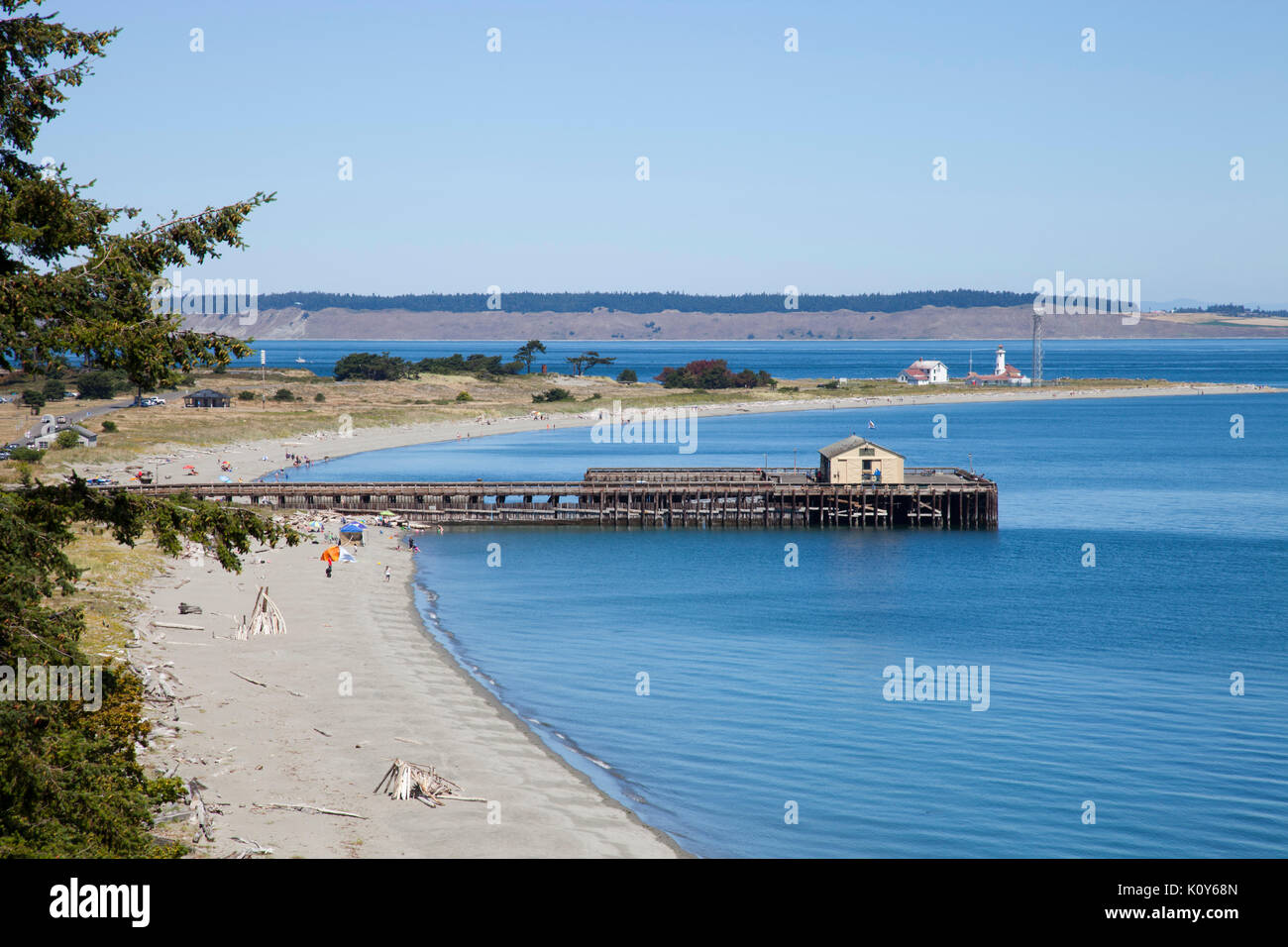 Spiaggia e faro, Fort Worden parco statale, Port Townsend, nello Stato di Washington, USA, America Foto Stock