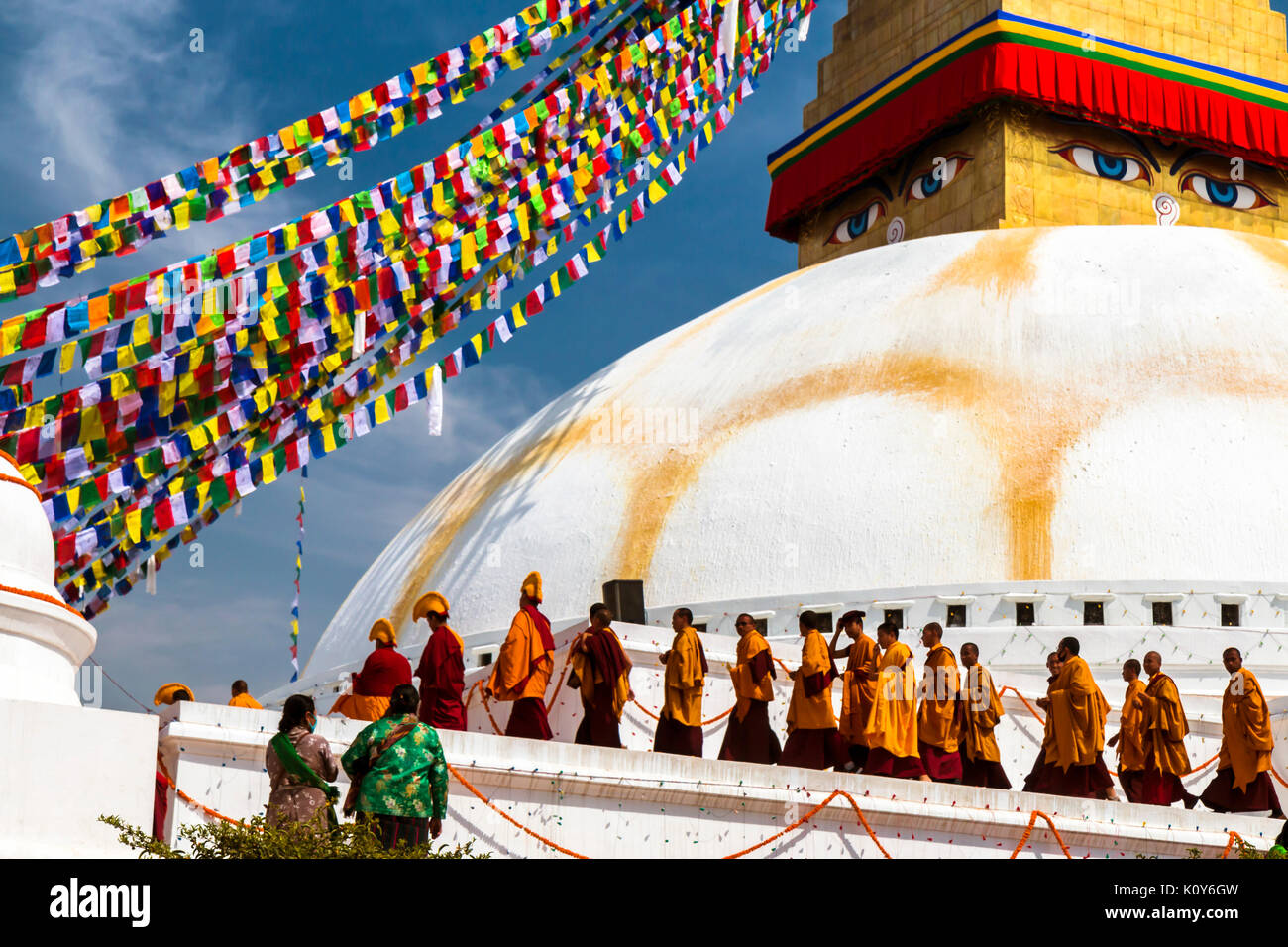 Processione a stupa di Boudhanath, Kathmandu, Nepal Foto Stock
