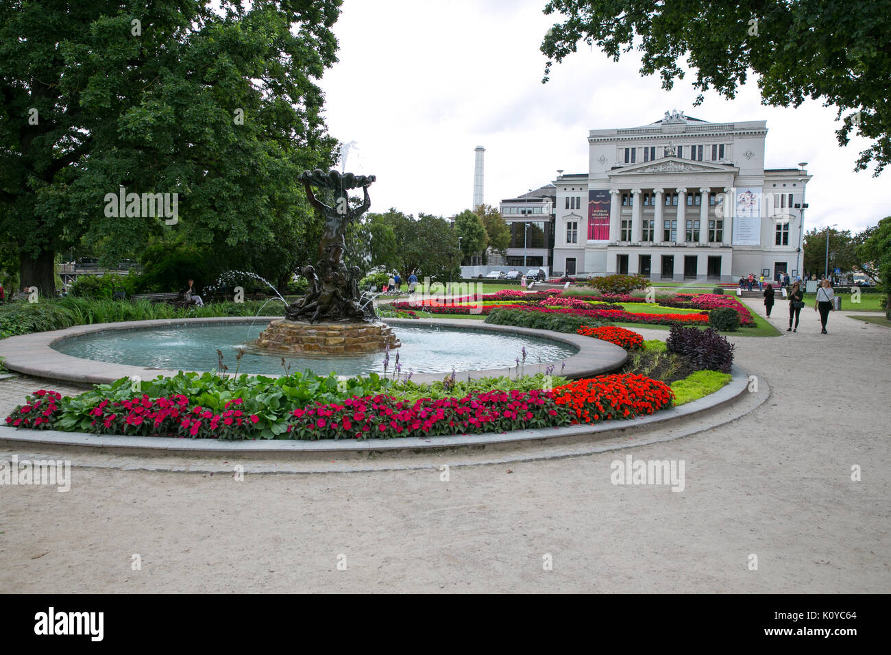 Il lettone opera con fontana e giardino. Riga, Lettonia. Fiori e bella vista. 2017 Foto Stock