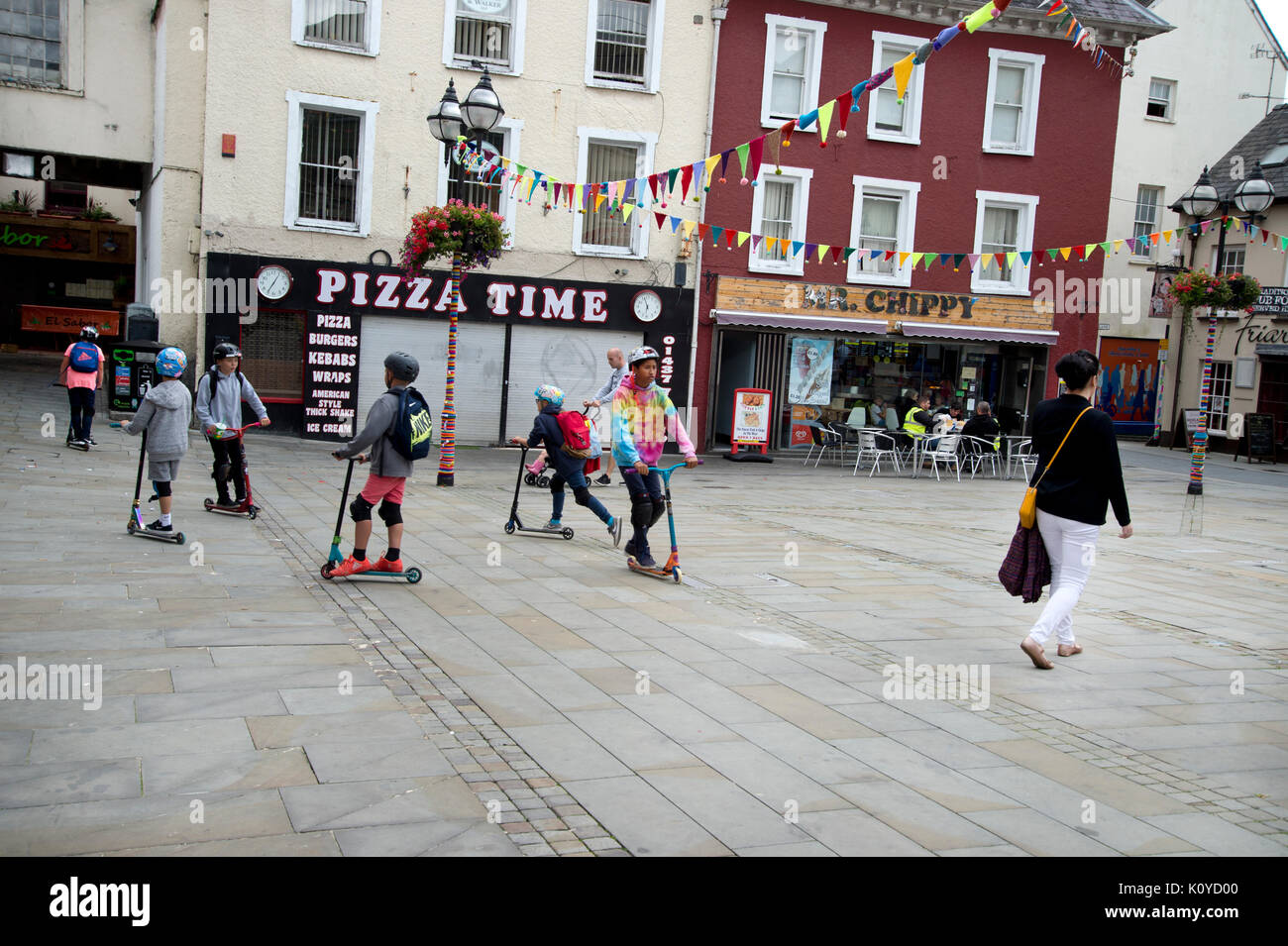 West Wales. Haverford West. Town Square. Un gruppo di bambini su scooter. Foto Stock