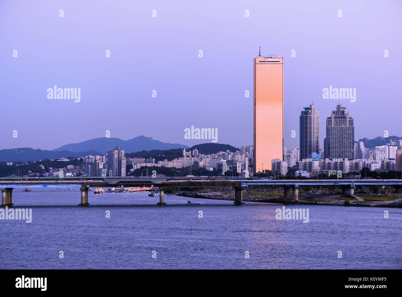 Seul, Repubblica di Corea - 27 Settembre 2015: vista su 63 Building. Isola di Yeouido è il quartiere principale per il settore bancario e Finanza a Seoul. Foto Stock