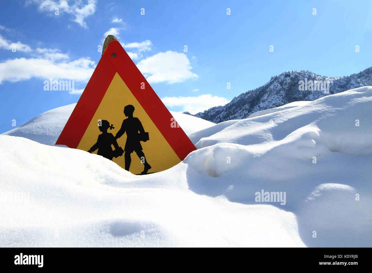 Scuola di avvertimento segno sulla neve Foto Stock