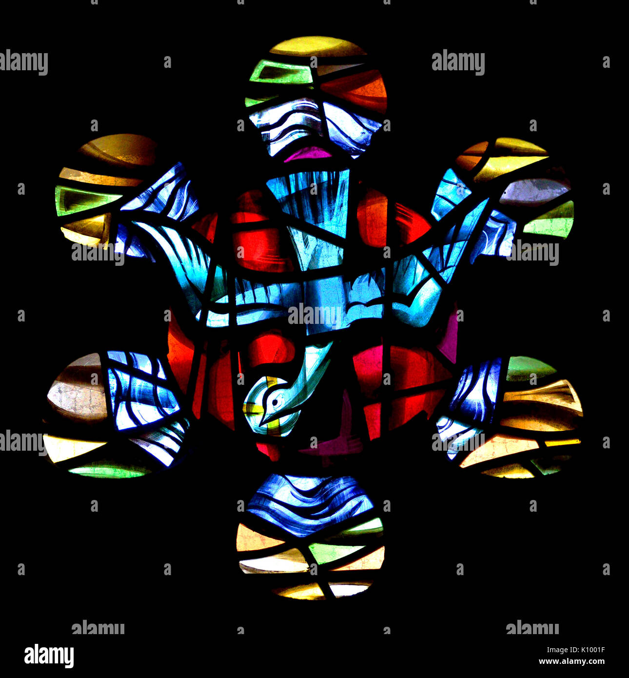 Londra, Inghilterra, Regno Unito. St Mary Abbots chiesa parrocchiale, Kensington. Finestra di vetro colorato: Colomba Foto Stock
