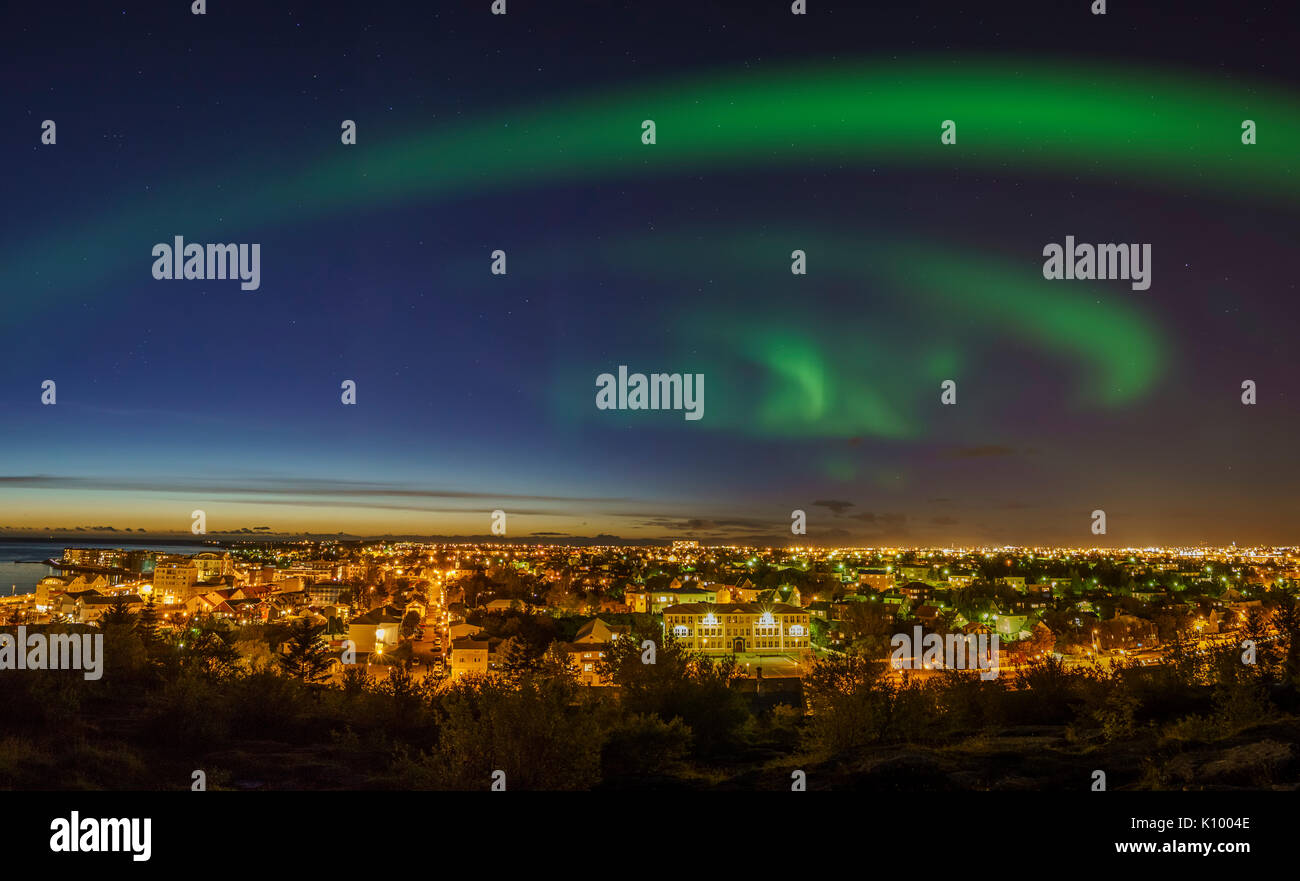 Aurora Boreale o luci del nord, sobborgo di Reykjavik, Hafnarfjordur, Islanda Foto Stock